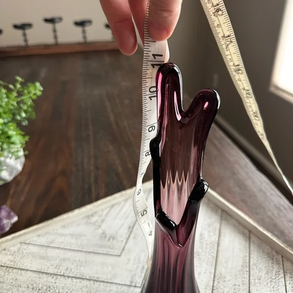 Swung Purple Glass Vase Vintage - Picture 5 of 7